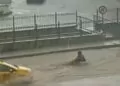Amasya'da sağanak; sele kapılan kadını taksici kurtardı