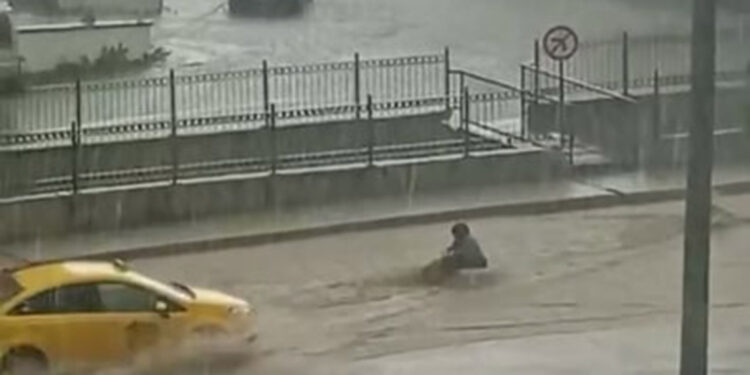 Amasya'da sağanak; sele kapılan kadını taksici kurtardı