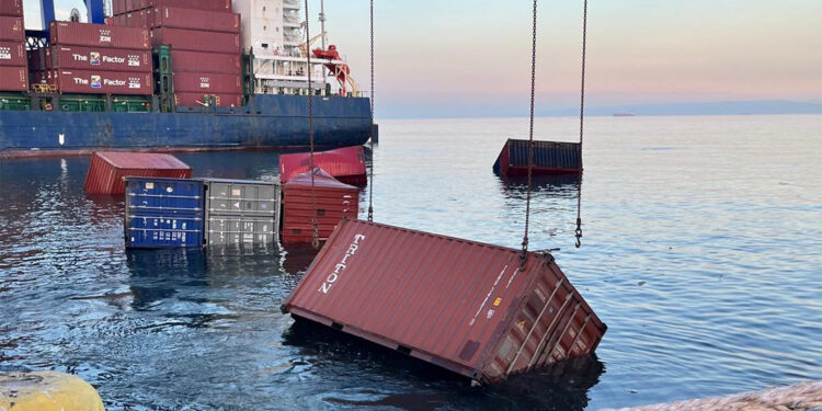 Ambarlı Limanı'nda 28 konteyner denize düştü