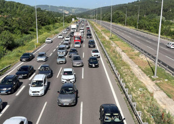 Anadolu Otoyolu'nun Bolu geçişinde bayram tatili trafiği