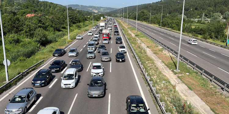 Anadolu Otoyolu'nun Bolu geçişinde bayram tatili trafiği