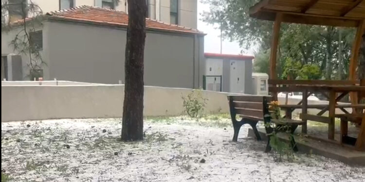 Ankara'da dolu ve sağanak etkili oldu