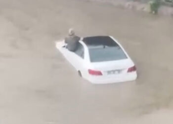 Ankara'da gök gürültülü sağanak; yollar göle döndü