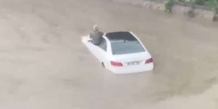 Ankara'da gök gürültülü sağanak; yollar göle döndü