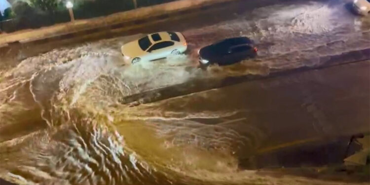 Ankara'daki sağanakta ev ve iş yerlerini su bastı