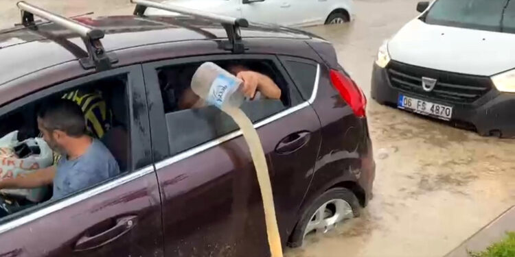 Ankara'yı yine sağanak vurdu; yollar göle döndü