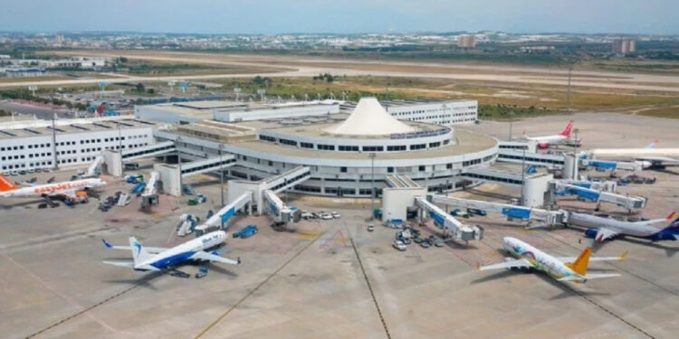 Antalya Havalimanı'nda uçuş trafiği durduruldu