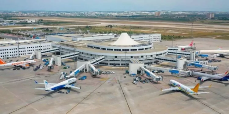Antalya havalimanı'nda uçuş trafiği durduruldu