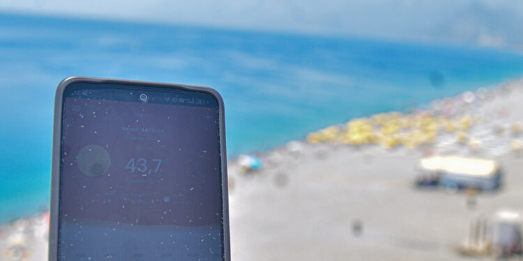 Antalya'da sıcaklık 43,7 dereceye yükseldi, rüzgar 'sıcak' esti