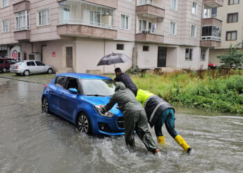 Artvin'de sağanak yağış; yollar göle döndü