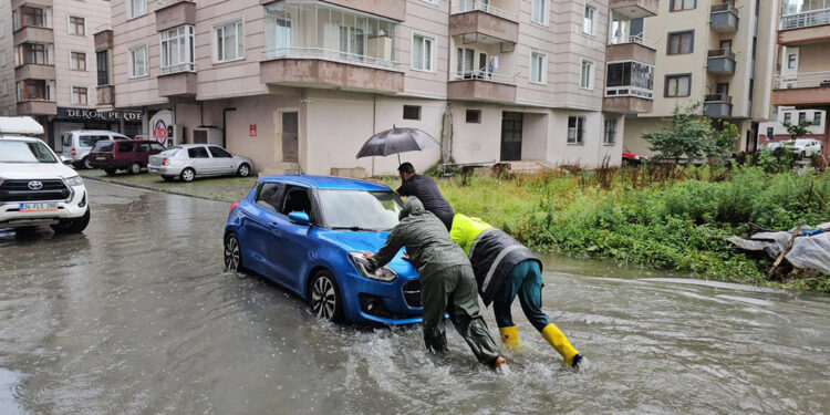 Artvin'de sağanak yağış; yollar göle döndü