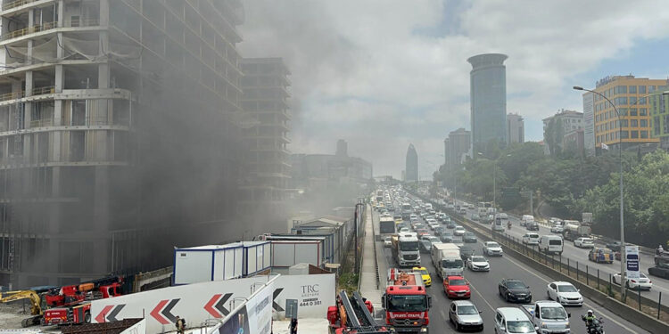 Ataşehir'de inşaatta yangın; D-100 Karayolu’nu duman kapladı