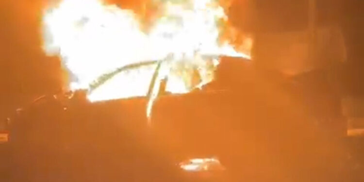 Ataşehir'de taksi ile çarpışan otomobil alev alev yandı; 3 yaralı