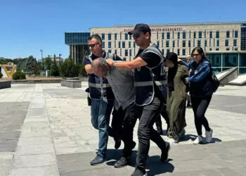 Atatürk anıtı'na baltalı saldırı yapan dayı-yeğen adliyede