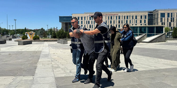 Atatürk Anıtı'na baltalı saldırı yapan dayı-yeğen adliyede