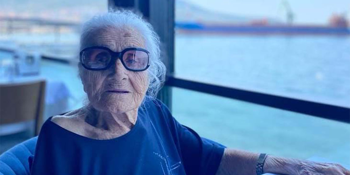 Mustafa Kemal Atatürk'ün tavsiyesiyle öğretmen olan ve Atatürk'ü 3 kez görme fırsatı bulan 108 yaşındaki Sabiha Özar, yaşamını yitirdi.