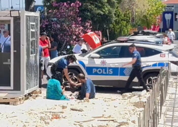 Avcılar'da otomobil yayaların arasına daldı: 1 ölü 3 yaralı
