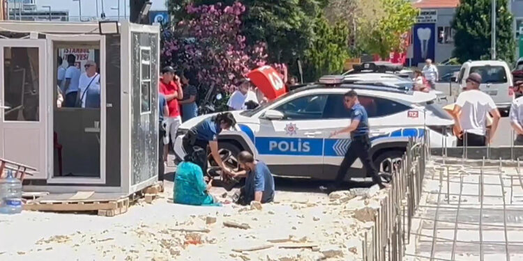 Avcılar'da otomobil yayaların arasına daldı: 1 ölü 3 yaralı 