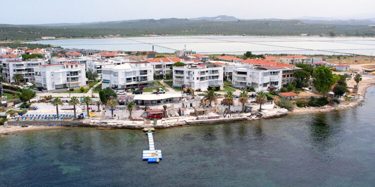 Ayvalık sahillerindeki kaçak yapıların yıkımına başlandı