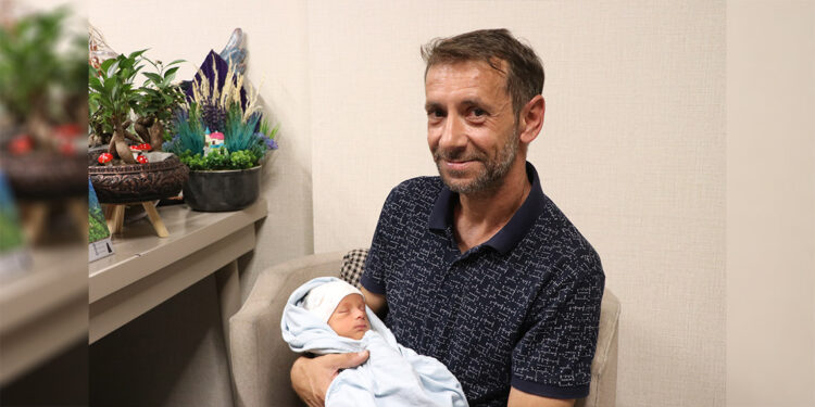 Azospermi hastası 27 yıl sonra baba oldu