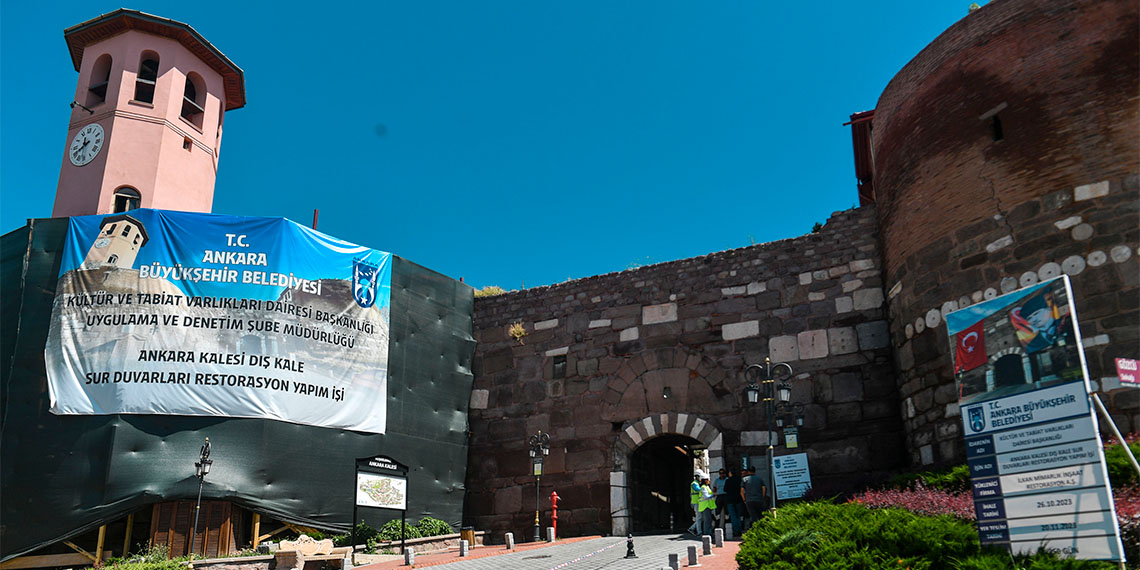 Ankara Büyükşehir Belediyesi, Ankara Kalesi'nin Hisar Kapısı'nda bulunan duvarlarda oluşan çatlakların giderilmesi için kapsamlı bakım ve onarım çalışması başlattı.