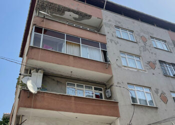 Bahçelievler'de 4 katlı binanın balkonu kısmen çöktü