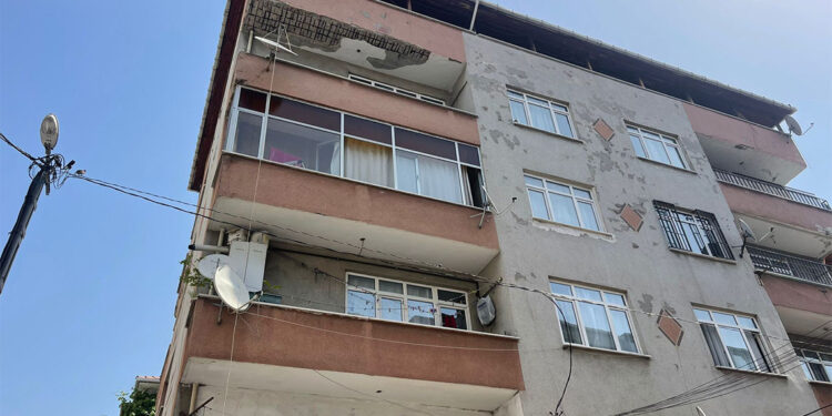 Bahçelievler'de 4 katlı binanın balkonu kısmen çöktü
