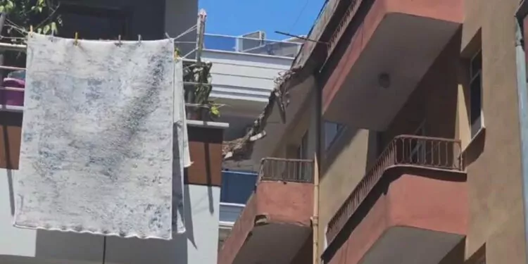 Bahçelievler'de 4 katlı binanın çatısındaki çökme kamerada