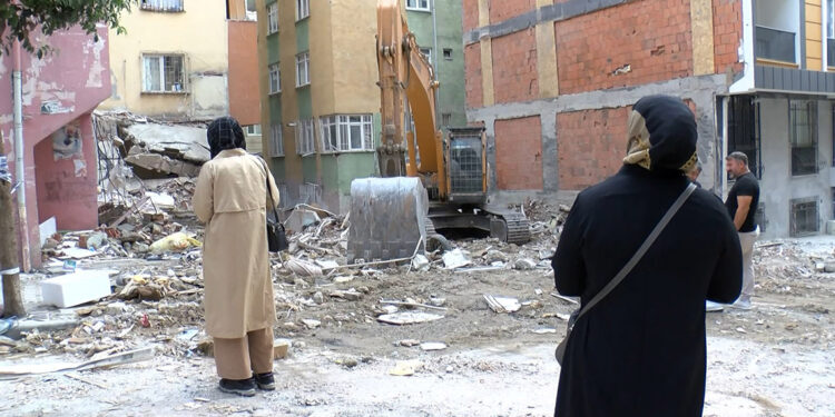 Bahçelievler'de apartman sakinlerinin korkulu bekleyişi