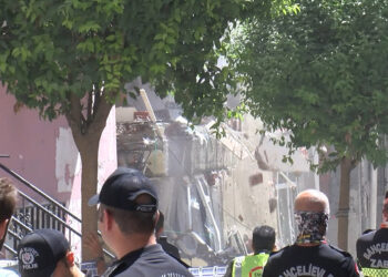 Bahçelievler'de kısmen çöken bina kontrollü şekilde yıkıldı 