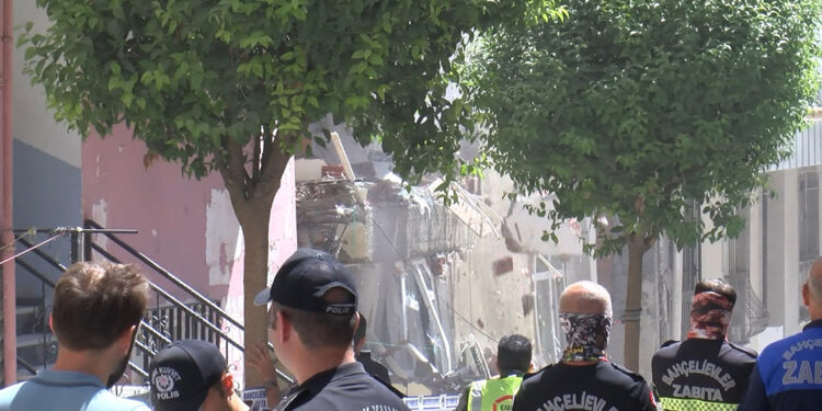 Bahçelievler'de kısmen çöken bina kontrollü şekilde yıkıldı 