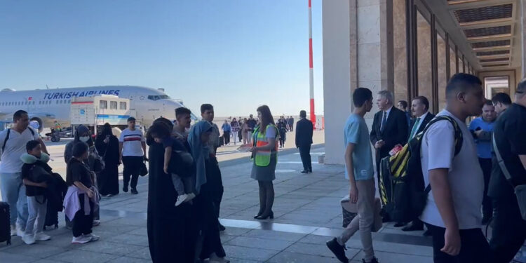 Bahreyn'den Rize'ye ilk charter seferiyle 155 yolcu geldi