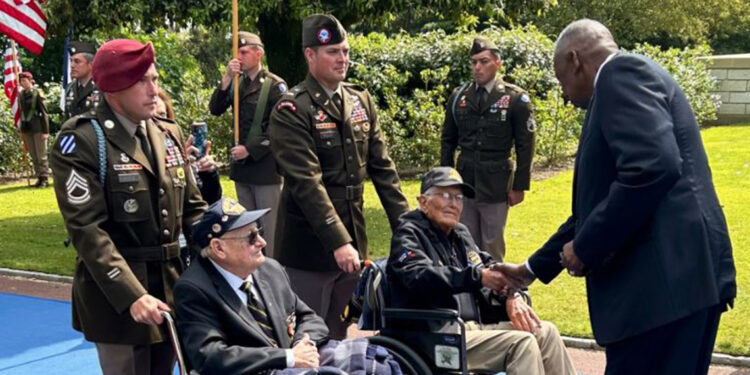 Bakan Austin, Fransa'da İkinci Dünya Savaşı gazileriyle buluştu