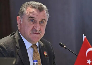 Bakan Bak’tan milli kürekçi Elis Özbay'a tebrik