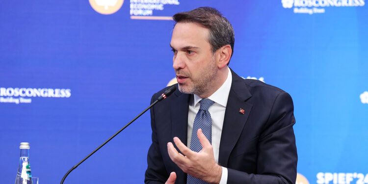 Bakan Bayraktar, Uluslararası Ekonomi Forumu’nda konuştu