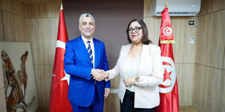 Bakan Bolat, Tunus Ticaret Bakanı ile bir araya geldi