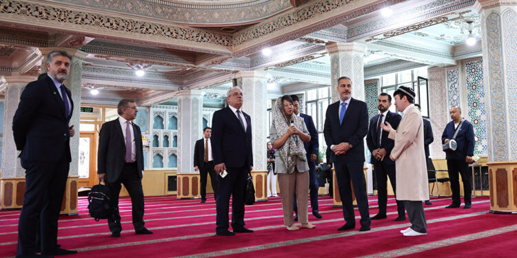 Bakan Fidan, Yanghang Camii’ni ziyaret etti