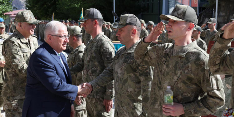 Bakan Güler, Hakkari'de Mehmetçik'le bayramlaştı
