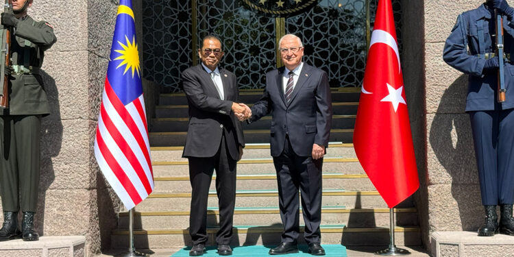 Bakan Güler, Malezya Savunma Bakanı ile bir araya geldi