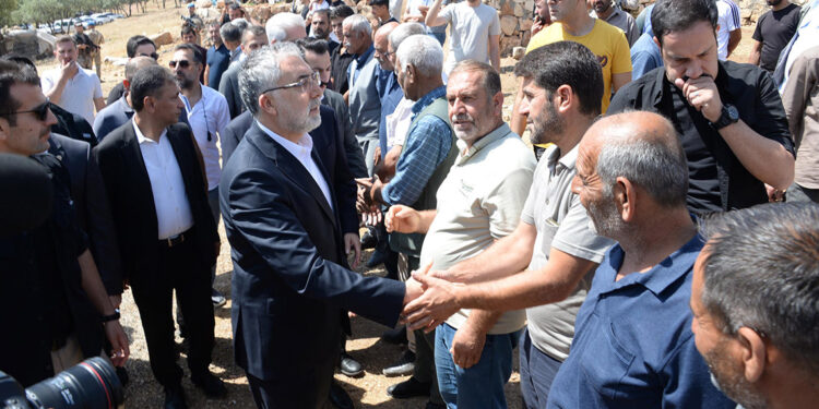 Bakan Işıkhan, anız yangınlarında ölenlerin yakınlarını ziyaret etti