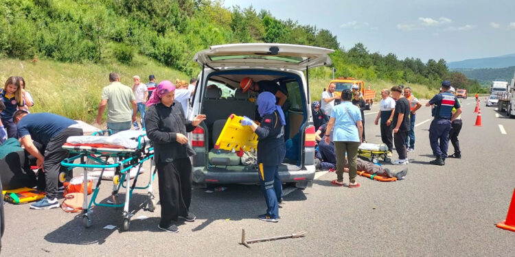 Bariyerlere çarpan minibüs takla attı: 1 ölü, 10 yaralı