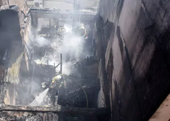 Beşiktaş'ta 2 katlı tarihi binada yangın