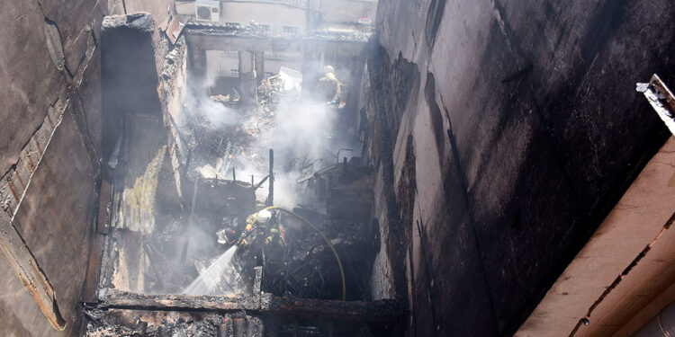 Beşiktaş'ta 2 katlı tarihi binada yangın