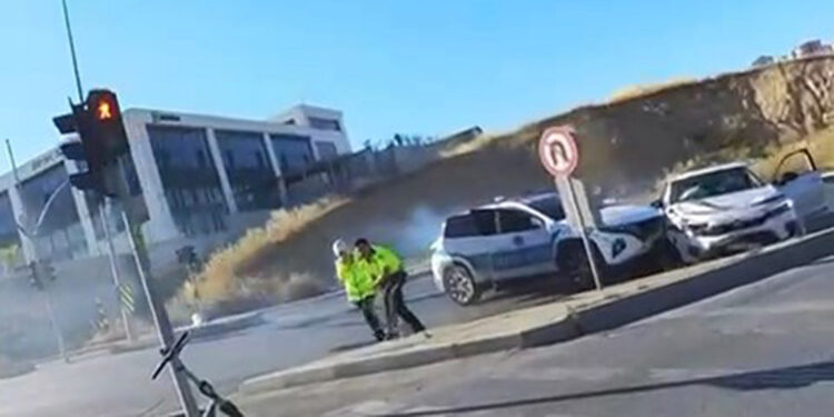 Beylikdüzü'nde korsan taksi ile polis aracı çarpıştı; 3’ü polis 6 yaralı