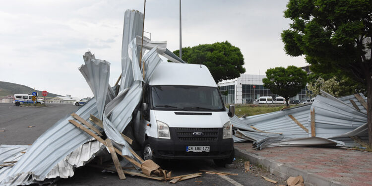 Bitlis'te kuvvetli rüzgar; çatılar uçtu, araçlar hasar gördü