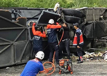 Bitlis'te yolcu otobüsü ile kamyon çarpıştı: 2 ölü, 30 yaralı