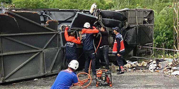 Bitlis'te yolcu otobüsü ile kamyon çarpıştı: 2 ölü, 30 yaralı