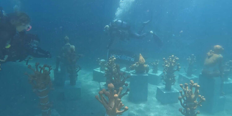 Bodrum'da 6 heykel sanatçısının eserleri deniz altında sergilendi