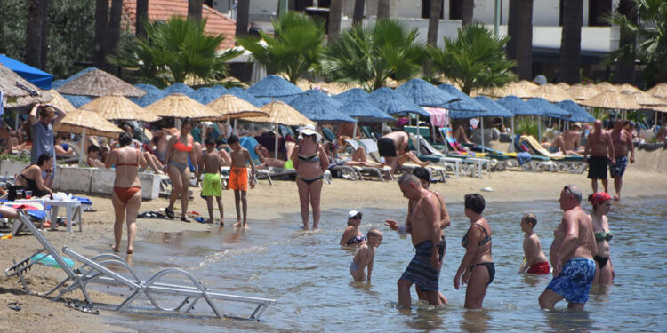 Bodrum'da bayramın 2'nci gününde sahiller doldu