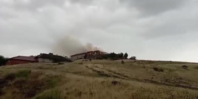 Burdur'da fırtına ve yağış; yıldırım düşen evde yangın çıktı